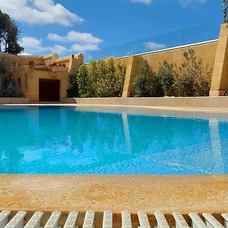 Villa Tas-suplu San Lawrenz